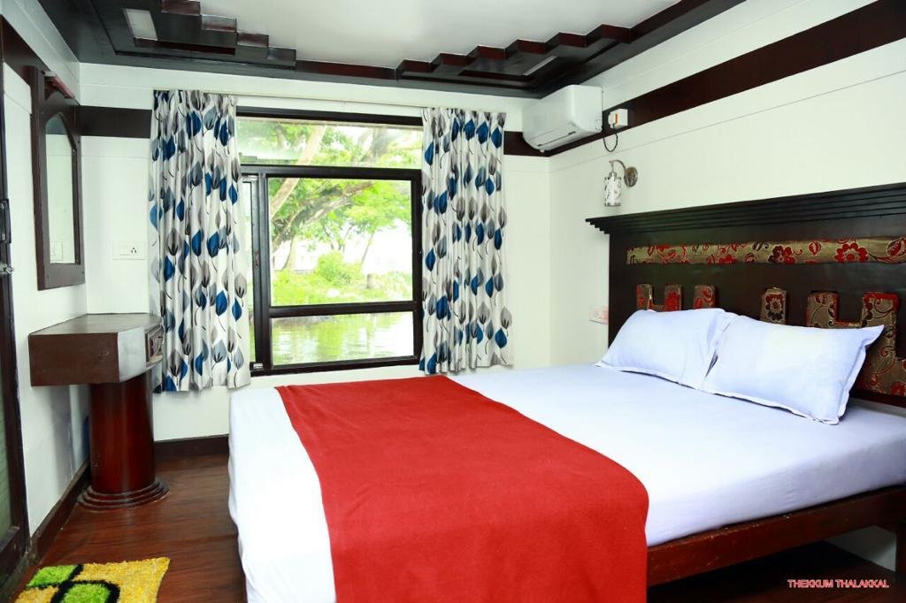 Private 3 bedroom houseboat Alleppey for large families