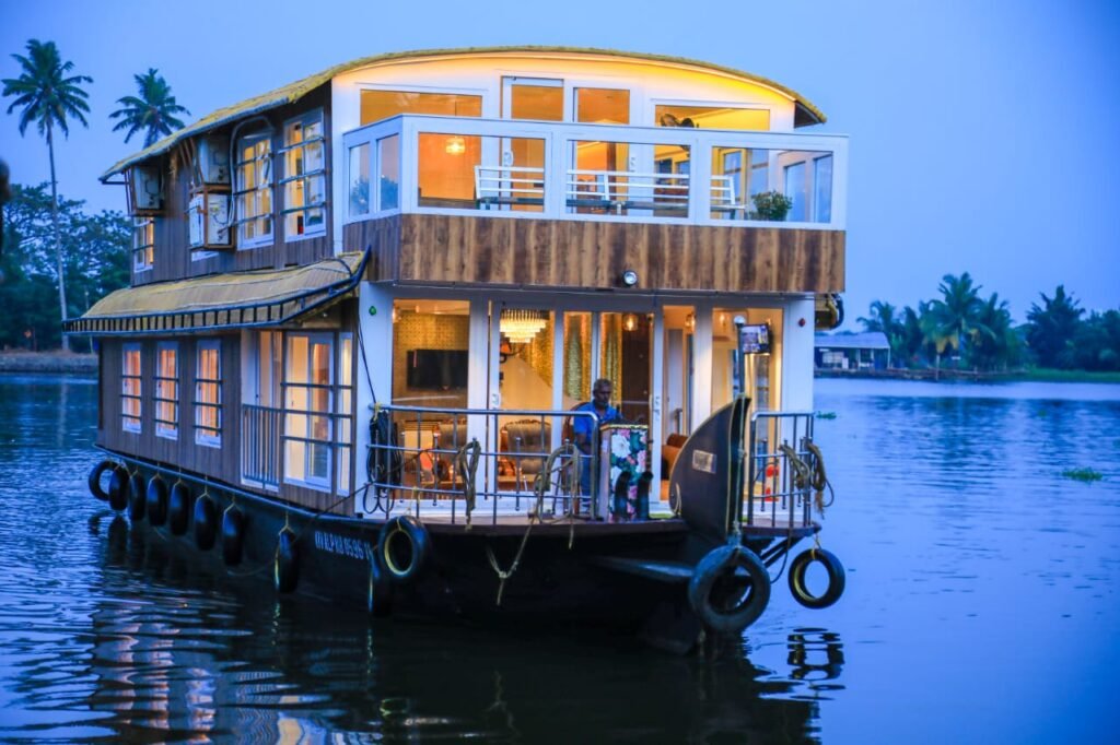 Luxury houseboat booking in Alleppey Kerala