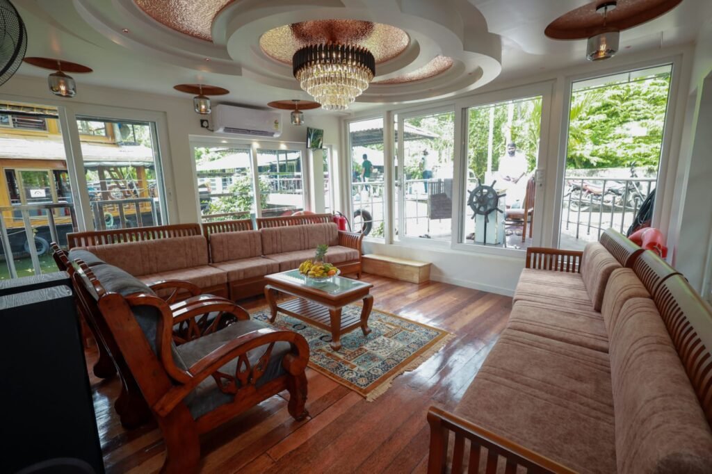 Premium 3 bedroom houseboat Alleppey bedroom