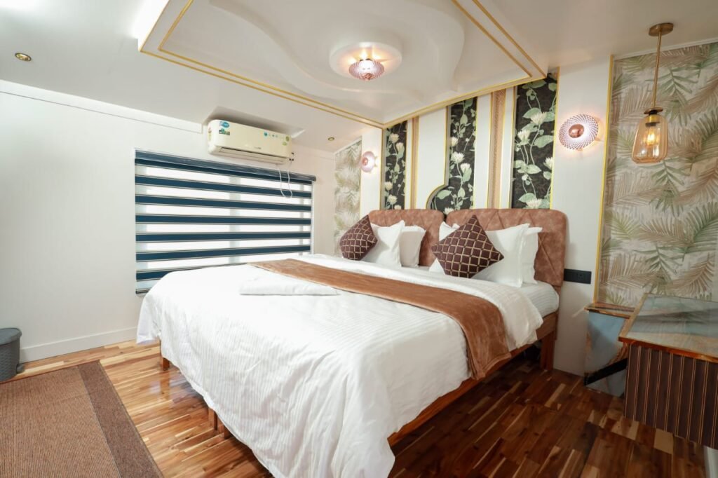 Premium houseboat booking in Alleppey